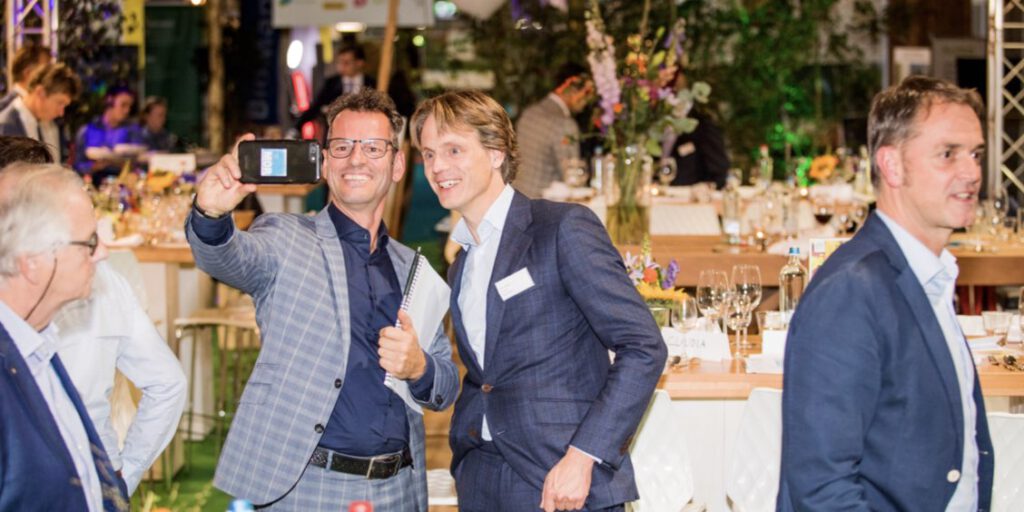 Andy van den Dobbelsteen (TU Delft, Wetenschappelijke Raad van Advies NL Greenlabel) maakt een selfie met Onno Dwars (CEO Ballast Nedam, Raad van Advies NL Greenlabel) op de vakbeurs in 2019