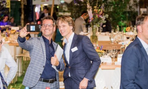 Andy van den Dobbelsteen (TU Delft, Wetenschappelijke Raad van Advies NL Greenlabel) maakt een selfie met Onno Dwars (CEO Ballast Nedam, Raad van Advies NL Greenlabel) op de vakbeurs in 2019