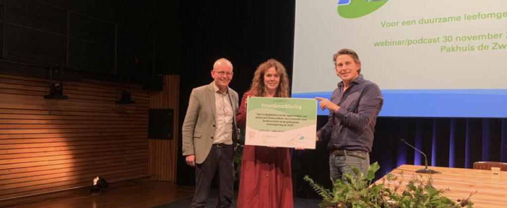 Annemarie van Doorn (DGBC) geflankeerd door Nico Wissing en Lodewijk Hoekstra (beiden NL Greenlabel)