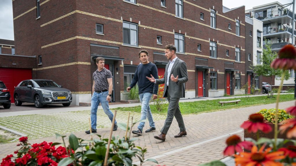 Het liefst borg je natuur meteen bij de start van een gebiedsontwikkeling. Alleen zo benut je alle kansen om biodiversiteit te versterken en maak je een gebied integraal klimaatadaptief, stellen NL Greenlabel en Heijmans. Ver in de planfase van 'Land van Dico' lukte het hen ook ruimte te maken voor groen en blauw. Ontwikkelaar Robert-Jan van Gerven van Heijmans laat Lodewijk Hoekstra en Steven Kamerling zien hoe hun plannen hebben uitgepakt.