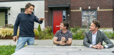Lodewijk Hoekstra en Steven Kamerling van NL Greenlabel met Heijmans-ontwikkelaar Robert-Jan van Gerven in Uden. (foto: Maikel Samuels voor Heijmans)