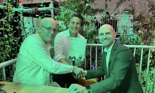 Nico Wissing en Lodewijk Hoekstra ondertekenen de partnerovereenkomst met Bas Wiebenga van Vebego Groen