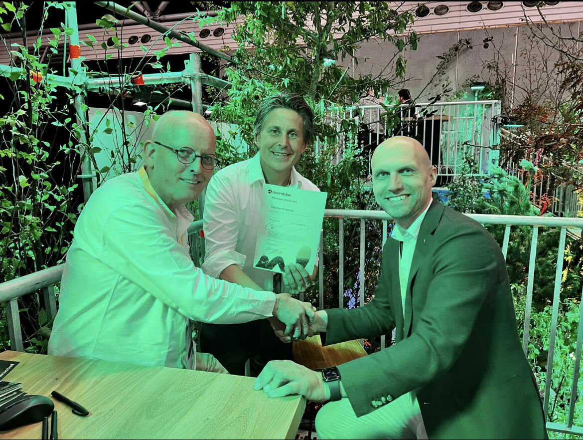 Nico Wissing en Lodewijk Hoekstra ondertekenen de partnerovereenkomst met Bas Wiebenga van Vebego Groen