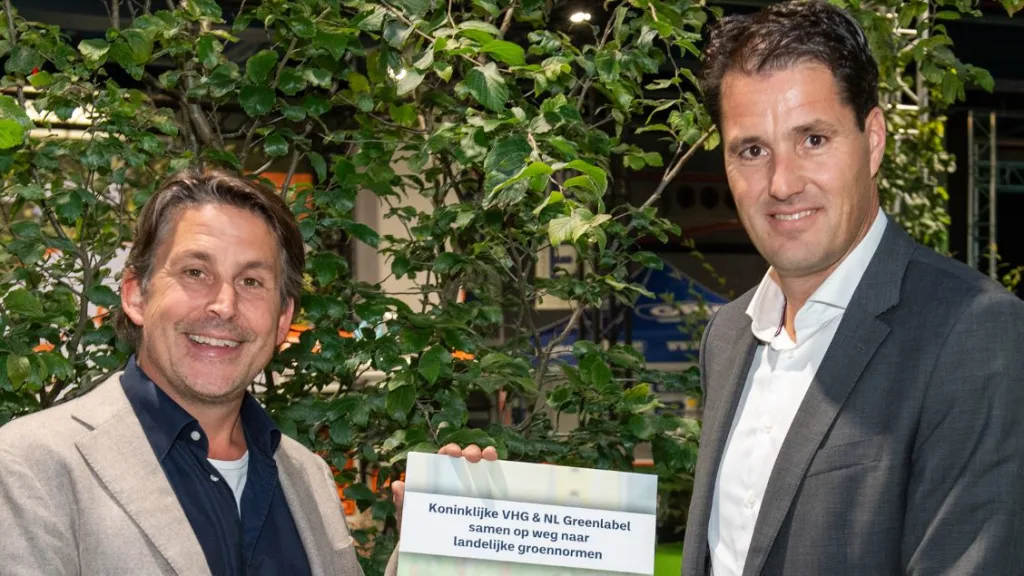 Lodewijk Hoekstra (NL Greenlabel) en Marc van Rosmalen, directeur Koninklijke VHG maakten de samenwerking bekend op de Vakbeurs Openbare Ruimte