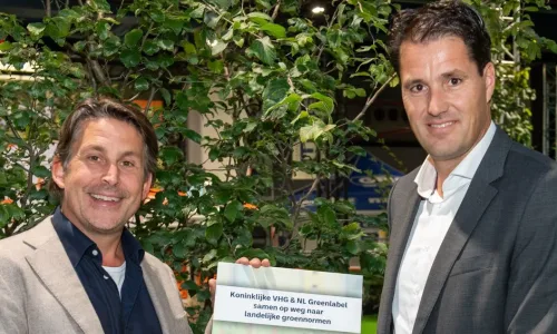 Lodewijk Hoekstra (NL Greenlabel) en Marc van Rosmalen, directeur Koninklijke VHG maakten de samenwerking bekend op de Vakbeurs Openbare Ruimte