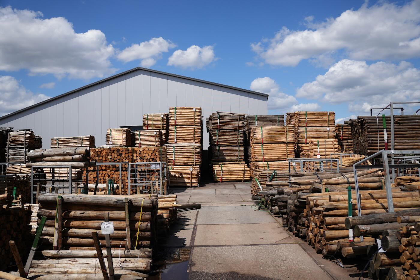 Keurige stapels hout bij Van Vliet Duurzaamhout in Cothen