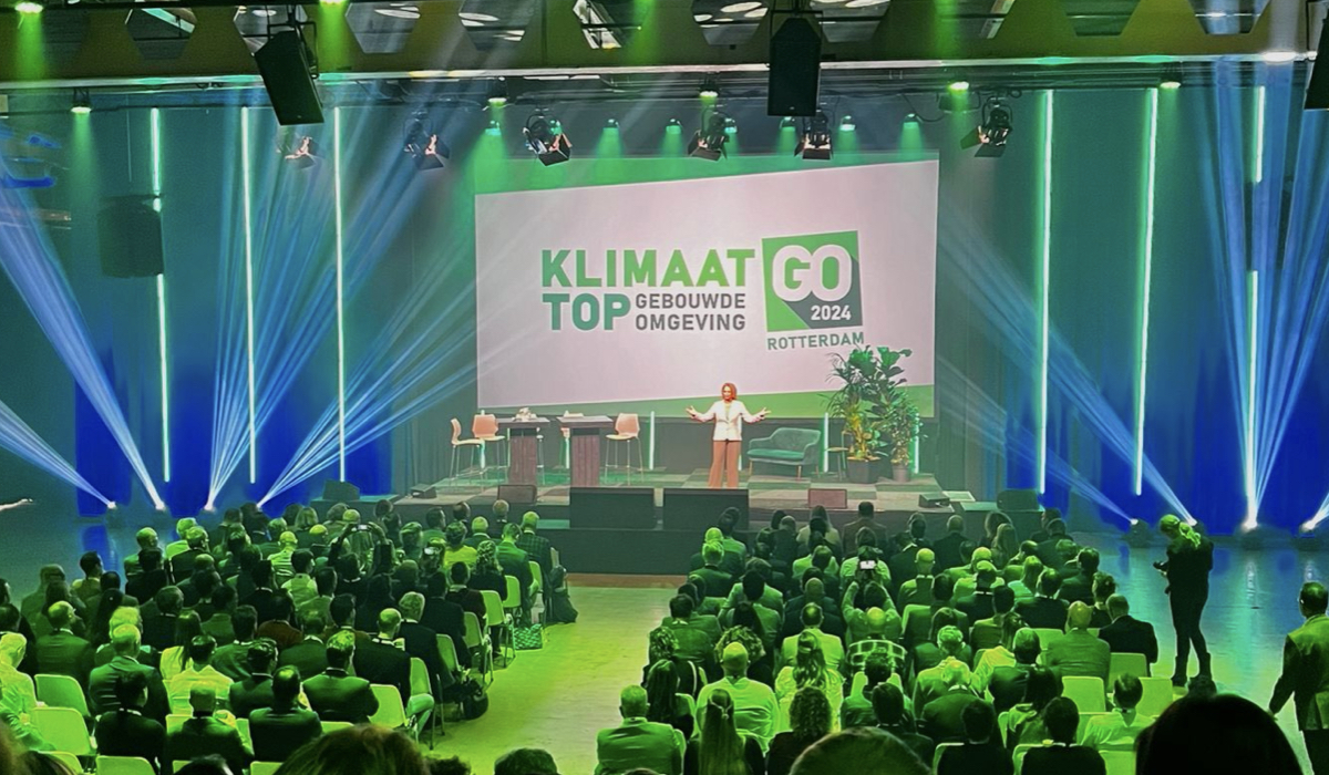 Op woensdag 6 november werd met het openingsdebat de aftrap gegeven voor de tweedaagse conferentie Klimaattop Gebouwde Omgeving 2024. Deze conferentie was bedoeld om de publieke en private sectoren samen te brengen. Om na te denken over de te nemen stappen hoe te komen tot de duurzaam gebouwde omgeving van morgen.