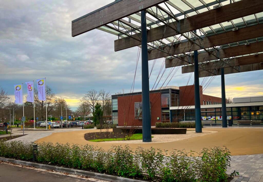 De zorgsector is één van de belangrijkste pijlers van onze samenleving. Tegelijkertijd zorgt de omvang van de sector ervoor dat ze een verregaande impact heeft op het milieu. De uitdaging is om de sector duurzaam en toekomstbestendig te maken. NL Greenlabel ondersteunt zorgpartijen, zoals het Streekziekenhuis Koningin Beatrix, bij het verduurzamen en toekomstbestendig maken van hun terreinen.
