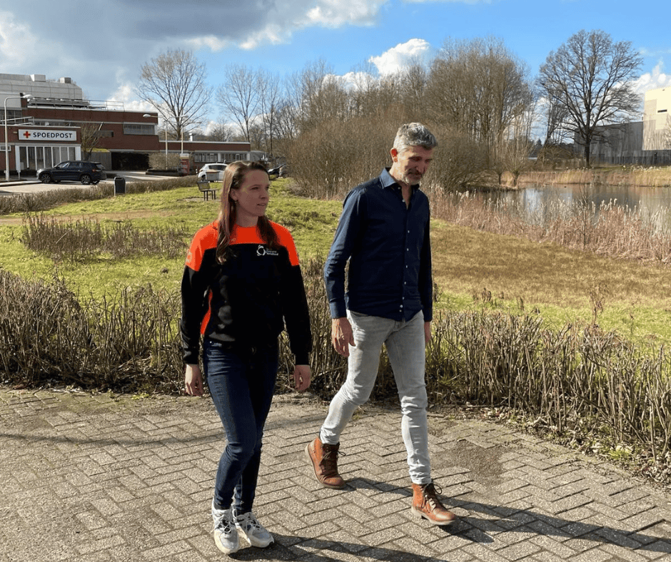 Wandelend in gesprek met beweegmakelaar (aangeleverd SKB) Wandelend in gesprek met beweegmakelaar